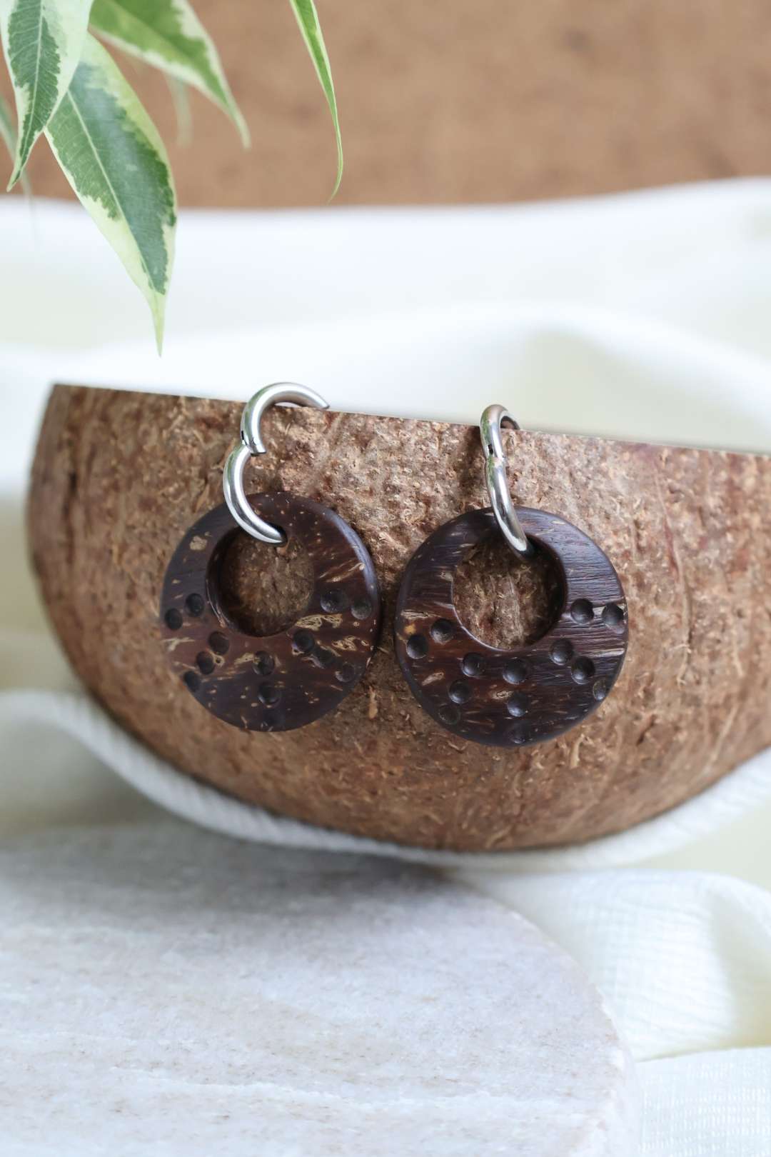 Créoles avec anneaux en noix de coco texturé