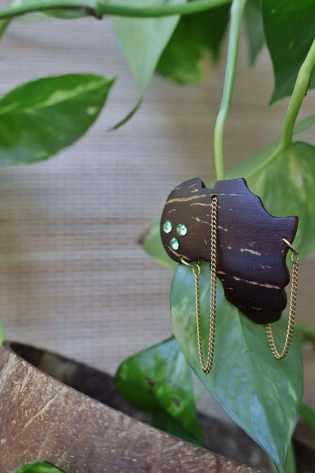 Broche naturelle en noix de coco - AFRIQUE
