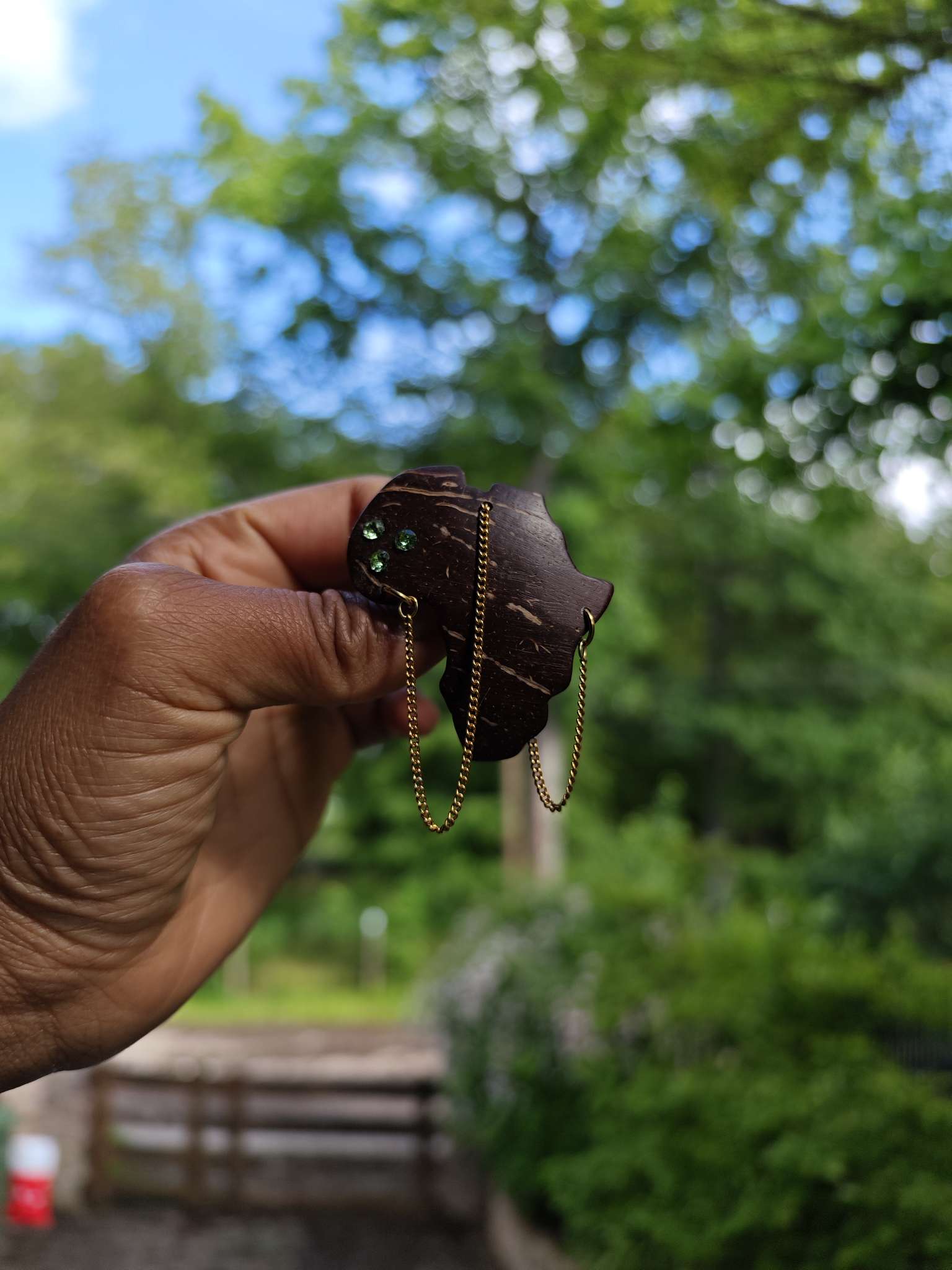 Broche naturelle en noix de coco - AFRIQUE